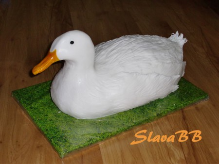 Torta "Kačka domáca" cesto: orechové plnka: čokoládová ovocie: jahody lekvár: jahodový váha: 3,5 kg